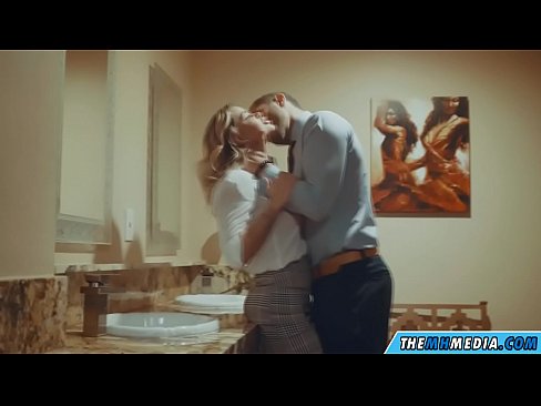 ❤️ Όταν μια πλούσια ξανθιά σε αποπλανεί σε μια δημόσια τουαλέτα ☑ Σπιτικό πορνό ❌❤